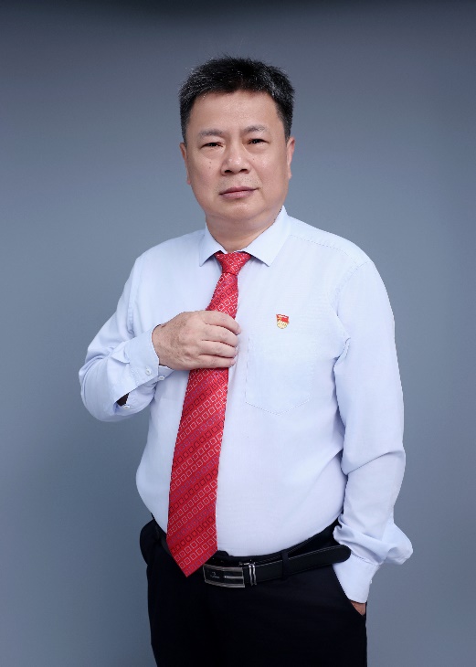 穿着白色西装的男人描述已自动生成